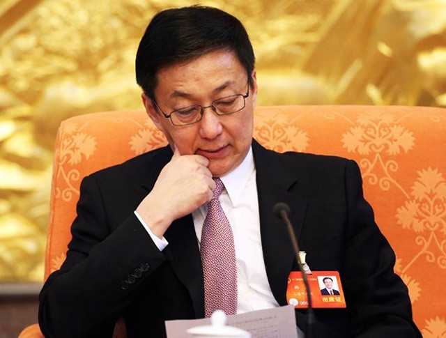 Ông Hàn Chính, 63 tuổi, Bí thư Thượng Hải, là nhân vật bước ra cuối cùng khi Thường vụ mới ra mắt.  Ông Hàn từng giữ chức Thị trưởng Thượng Hải vào năm 2003. Khi đó ông 48 tuổi và là thị trưởng trẻ tuổi nhất của Thượng Hải trong 50 năm. Ông bước vào Bộ Chính trị từ năm 2012, sau đại hội khóa 18.