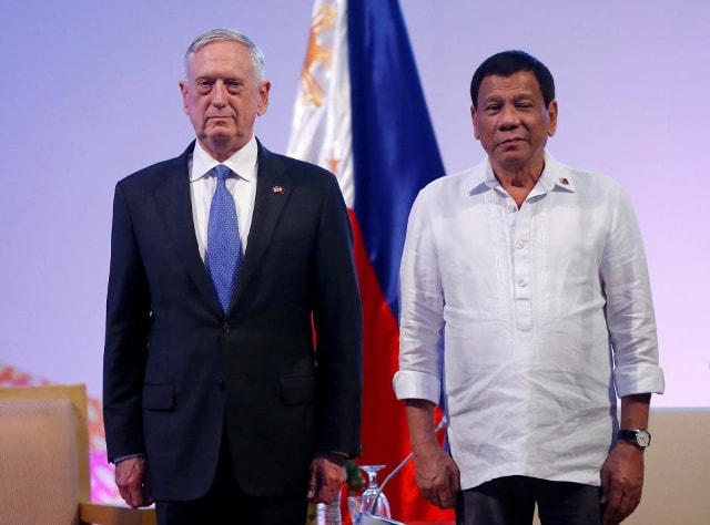 Tổng thống Philippines Rodrigo Duterte (phải) và Bộ trưởng Quốc phòng Mỹ James Mattis. Ảnh: AP