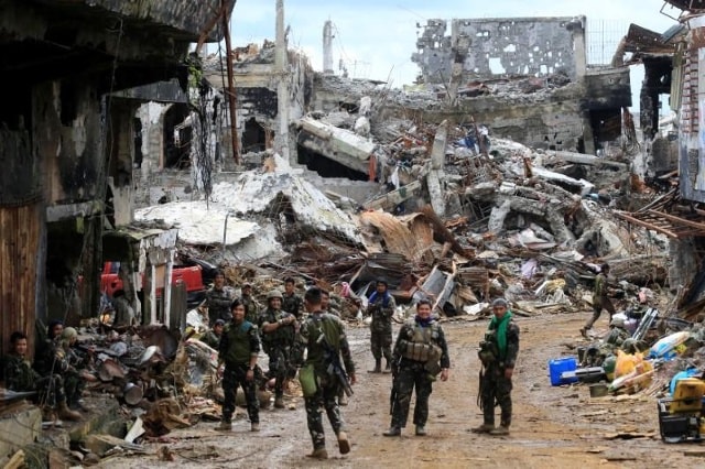 Thành phố Marawi đổ nát sau cuộc giao tranh suốt 5 tháng qua. Ảnh: AP