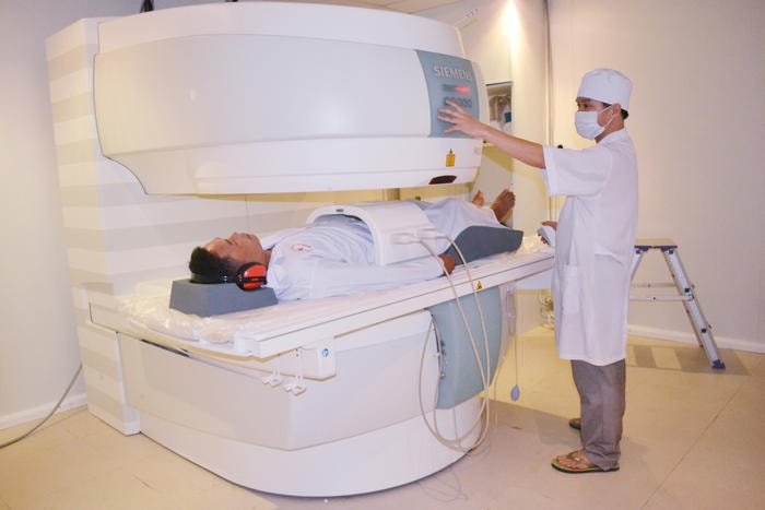 Máy cộng hưởng từ (MRI).