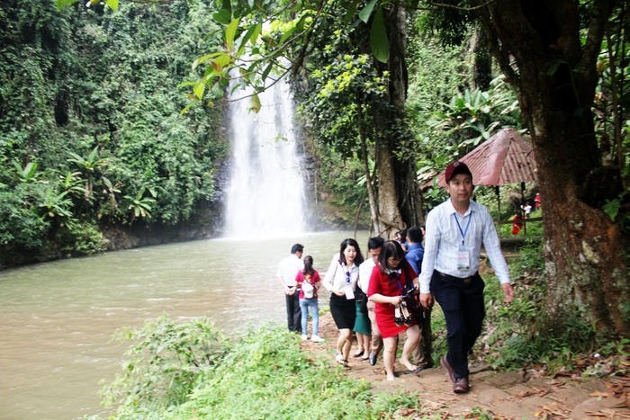 Sau chương trình làm việc và ký kết, đoàn khảo sát Khu du lịch thác Pa Sỹ tại Khu du lịch Măng Đen - Kon Tum. Ảnh: Vương Bằng
