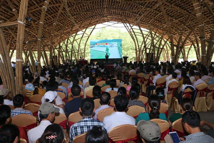 Toàn cảnh buổi hội thảo thu hút gần 1.000 nhà nông tham gia.