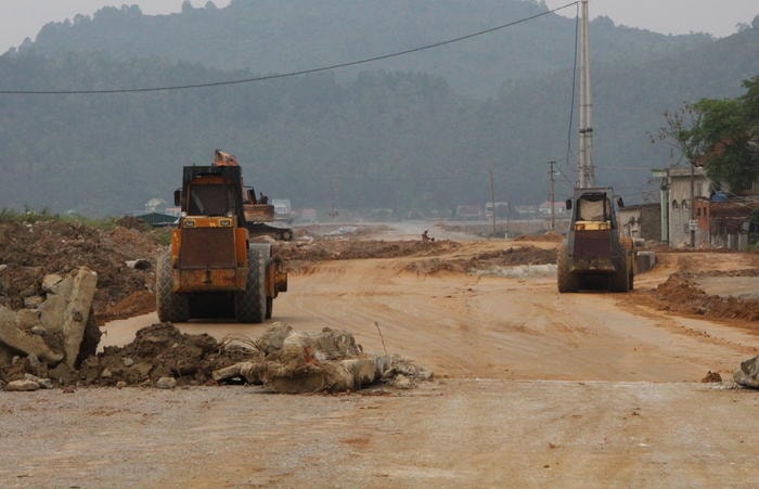 Đường 72m Vinh Hưng Tây đoạn đi qua Hưng Nguyên đang vướng mắc giải phóng mặt bằng. Ảnh: Trân Châu