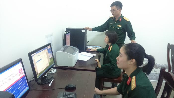 Bộ Tham mưu Quân khu 4 tập huấn CNTT tại Bộ CHQS tỉnh Nghệ An. Ảnh: Ngô Đức Biểu.