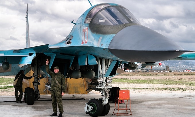 Mỗi chiếc Su-34 có thể mang tối đa 12 tấn vũ khí các loại. Phi đội Su-34 Nga đóng tại Syria thường được triển khai để tấn công các mục tiêu có giá trị cao, sử dụng bom thông minh dẫn đường bằng vệ tinh KAB-500S hoặc lượng lớn bom thông thường mà các tiêm kích khác không thể mang theo.