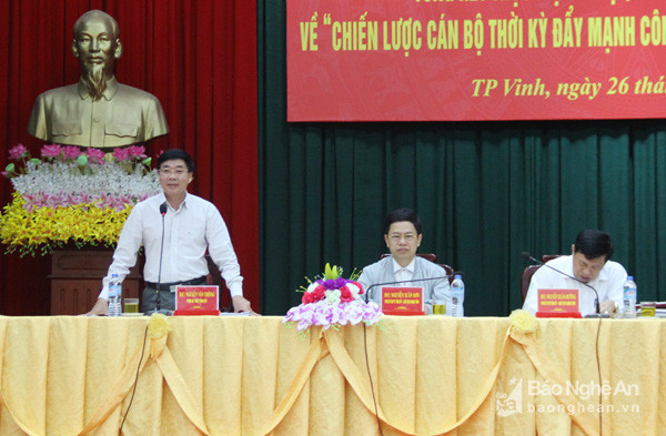 Đồng chí Nguyễn Văn Thông – Phó Bí thư Tỉnh ủy điều hành thảo luận tại hội nghị. Ảnh: Mai Hoa