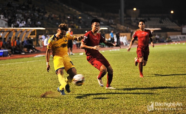 Tiền vệ Phi Sơn phải ngồi ngoài tại vòng 23 V.League. Ảnh: Thành Cường