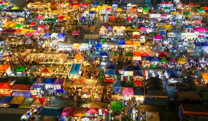 Train Night Market Ratchada, Bangkok, Thái Lan: Train Night Market Ratchada còn được biết đến với cái tên Talad Nud Rod Fai, là một chợ đêm mới ở Bangkok, Thái Lan, có hàng nghìn gian hàng rực rỡ. Chợ được chia thành bốn tiểu khu khác nhau, mở cửa từ thứ 5 đến chủ nhật và các ngày cuối tuần mở cửa muộn hơn các ngày trong tuần. Các quầy hàng ăn uống tại đây là nơi tuyệt vời để khám phá ẩm thực đa dạng của Thái Lan và nhiều nước khác. Ảnh: Shutterstock.