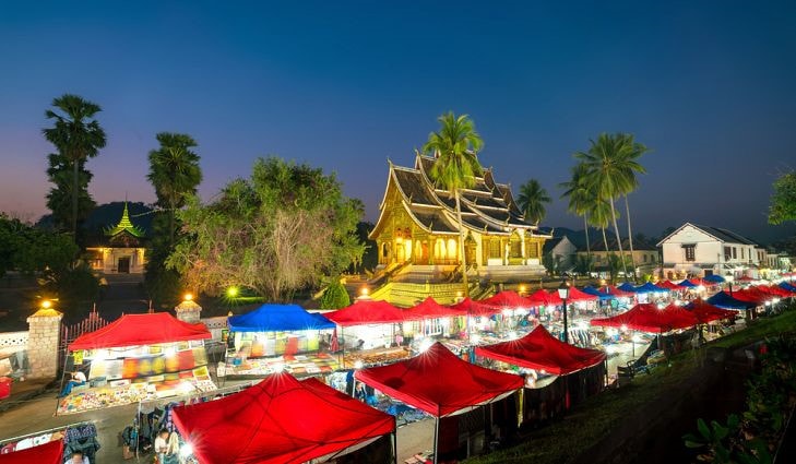 Chợ đêm Luang Prabang, Luang Prabang, Lào: Chợ đêm nổi tiếng nhất ở Lào là Luang Prabang. Nơi đây có hơn 300 gian hàng mở cửa từ 17h đến 23h, bắt đầu từ Wat Mai đến trung tâm thị trấn và trải dài dọc theo đường Sisavangvong Road dài hơn 800 m. Khu chợ là nơi bày bán các mặt hàng thủ công mỹ nghệ như khăn lụa, đồ gốm, đèn, gối, ga giường, hay hàng thêu truyền thống. Tại đây, du khách có thể mặc cả để mua được đồ rẻ hơn vì người bán hàng thường báo giá cao. Một sản phẩm nổi tiếng ở khu chợ này là áo phông 