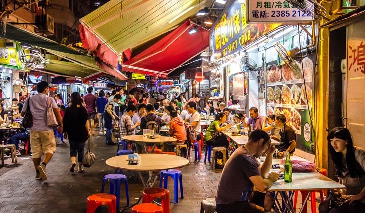 Chợ đêm Temple Street, Hong Kong: Temple Street là chợ đêm nổi tiếng của Hong Kong. Tại đây có hơn 100 gian hàng với nhiều mặt hàng đa dạng. Các quán ăn ở chợ được gọi là dai pai dong bán các loại mì, gạo nếp hay hải sản. Trong khi đó, tại một số gian hàng khác, khách du lịch có thể tìm thấy hàng loạt các món đồ lưu niệm của Trung Quốc. Ngoài ra, Temple Street còn là khu chợ đêm Hong Kong duy trì lâu đời nhất loại hình nghệ thuật truyền thống biểu diễn dân ca, kinh kịch. Ảnh: Korkusung/Shutterstock.