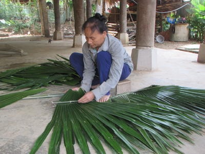 Lá cọ được người dân đánh tranh bán. Ảnh: Bá Hậu 