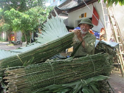 Người dân mang tranh cọ đi nhập cho cơ sở thu mua. Ảnh: Chu Hạnh 