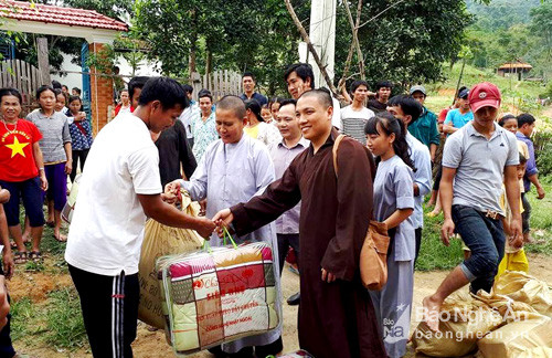 1.Đoàn Phật giáo Yên Thành trao quà tại xã Môn Sơn, huyện Con Cuông