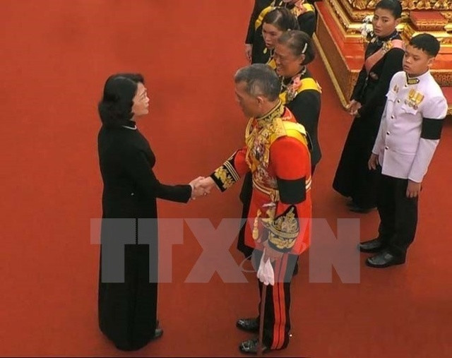 Phó Chủ tịch nước Đặng Thị Ngọc Thịnh và Nhà Vua Maha Vajiralongkon. (Ảnh (chụp qua màn hình): Tấn Nam/TTXVN)