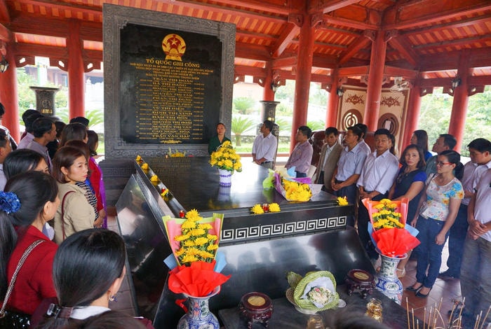 Du khách nghe thuyết minh tại Khu Di tích lịch sử Truông Bồn (Mỹ Sơn, Đô Lương). Ảnh: Thành Cường