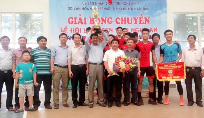 Đoàn vận động viên huyện Diễn Châu dành giải Nhất tại Giải bóng chuyền Lễ hội Làng Sen năm 2017. Ảnh: P.V