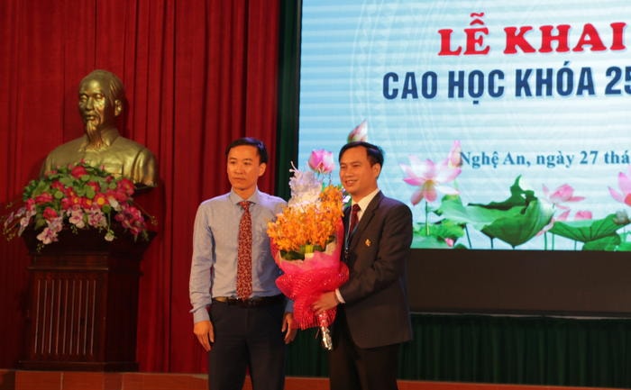 Học viên cao học K25 tặng hoa cho lãnh đạo nhà trường. Ảnh: Mỹ Hà