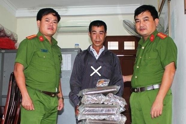 Ông Trần Văn Thành và số tang vật là 34kg thuốc nổ. Ảnh: Hải Châu