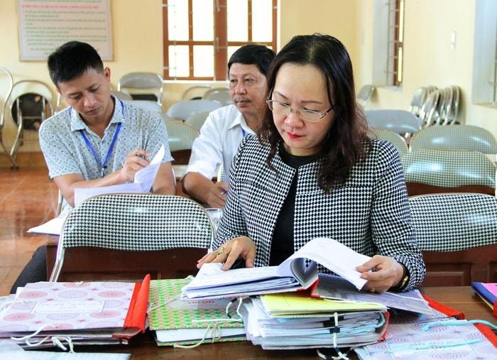 Đoàn kiểm tra thi hành TTHC tại UBND xã Tam Thái, Tương Dương. Ảnh: Mỹ Nga.