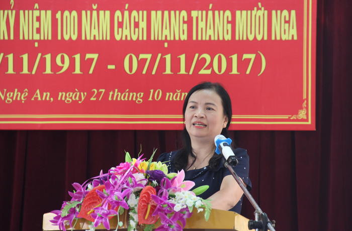 Đồng chí Lê Thị Kim Oanh - Trưởng Ban Tuyên giáo Đảng ủy Khối CQQ tỉnh báo cáo các nội dung tại hội nghị. Ảnh: Hoài Thu