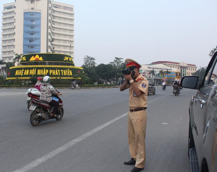 Cảnh sát giao thông bắn tốc độ trên tuyến đường Trần Phú (TP. Vinh). Ảnh: Phương Thảo