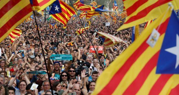 Hàng chục nghìn người ủng hộ độc lập đã tập trung gần nghị viện Catalan hò reo vui mừng. Ảnh: AP