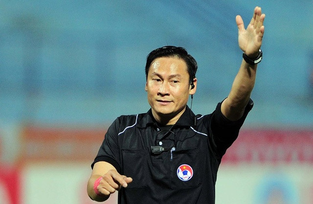 Trọng tài Trần Văn Lập điều khiển trận đấu giữa Long An và FLC Thanh Hóa tại vòng 23 V.League 2017. Ảnh: Internet