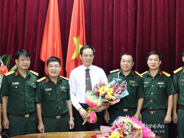 hiều 12/10, Đảng ủy Quân sự (thị xã Thái Hòa) tổ chức lễ trao Quyết định chỉ định Bí thư Đảng ủy Quân sự thị xã, nhiệm kỳ 2015 - 2020. 