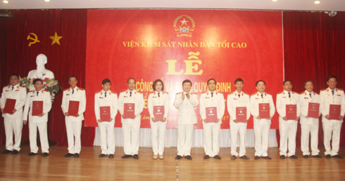 Ngày 19/10, tại thành phố Đà Lạt, VKSND tối cao tổ chức Lễ công bố và trao quyết định bổ nhiệm Kiểm sát viên cao cấp đợt 1 năm 2017, trong đó có Viện trưởng VKSND Nghệ An.