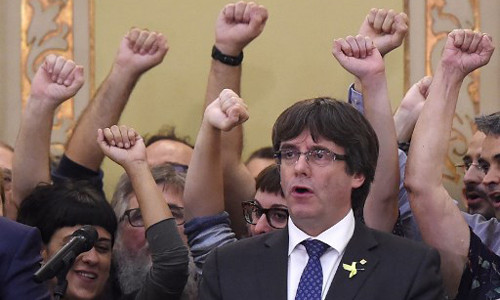 Ông Carles Puigdemont sau phiên làm việc của nghị viện Catalonia ngày 27/10. Ảnh: AFP.