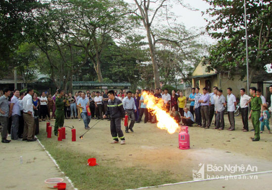 Hướng dẫn cách cứu hỏa. Ảnh: Bá Hậu