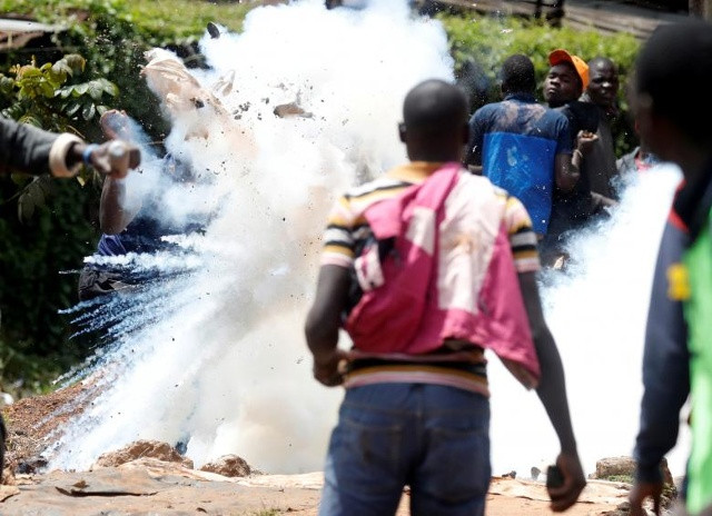 Một chiếc túi khí xé phát nổ trong tay của một người ủng hộ phe đối lập khi anh ta cố gắng trả lại cho cảnh sát trong các vụ đụng độ ở khu ổ chuột Kibera ở Nairobi, Kenya ngày 26 tháng 10 năm 2017. 