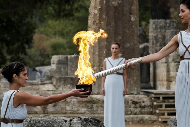 Nữ diễn viên người Hy Lạp Katerina Lehou, đóng vai High Priestess, biểu diễn trong lễ chiếu sáng ngọn lửa Olympic cho Olympic Pyeongchang 2018 ở Olympia cổ, Olympia, Hy Lạp, ngày 24 tháng 10 năm 2017