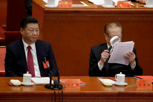 Chủ tịch Trung Quốc Xi Jinping (L) và cựu Tổng thống Trung Quốc Giang Trạch Dân được nhìn thấy trong phiên kết thúc Đại hội Đảng toàn quốc lần thứ 19 của Trung Quốc tại Đại lễ đường nhân dân, tại Bắc Kinh, Trung Quốc ngày 24 tháng 10 năm 2017 