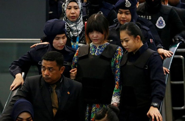 Việt Nam Doan Thi Huong, người đang bị xét xử vì giết Kim Jong Nam, người em cùng cha khác mẹ của lãnh đạo CHDCND Triều Tiên, được hộ tống khi bà thăm lại Sân bay Quốc tế Kuala Lumpur 2 tại Sepang, Malaysia ngày 24 tháng 10 năm 2017.
