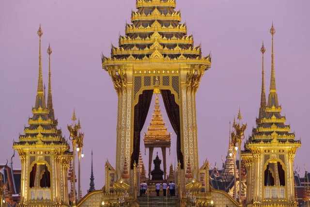Thi hài nhà vua Thái Lan Bhumibol Adulyadej được đưa đến Đài hóa thân hoàn vũ Hoàng gia tại quảng trường Sanam Luang ở thủ đô Bangkok để hỏa táng.