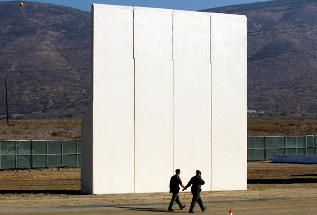 Các nhân viên tuần tra của Hoa Kỳ đi gần một mẫu thử nghiệm cho bức tường biên giới của Tổng thống Trump với Mexico
