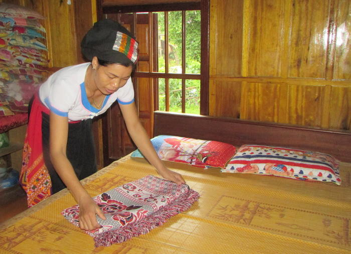 Chị Lô Thị Hoa ở bản Nưa, xã Yên Khê (Con Cuông) chuẩn bị đón khách lưu trú tại nhà. Ảnh: Hạnh Hậu