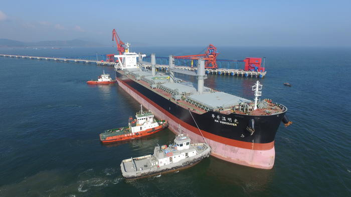 Tàu 63.000 tấn vào nhận hàng tại Cầu cảng Vissai. Ảnh: Mạnh Hùng