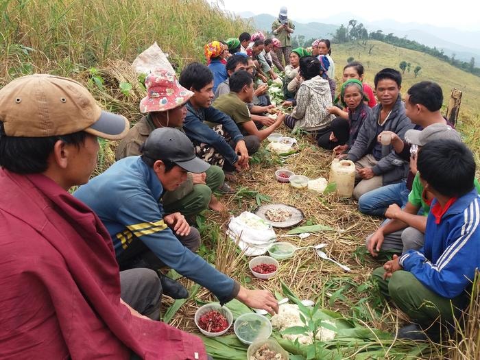 Khi những thụ tục cúng kết thúc cũng là lúc anh em, bạn bè trong cộng đồng làng xã cùng nhau quây quần chúng vui bên chum rượu cần, rồi cùng nhau trao đổi, những kinh nghiệm trong sản xuất. Ảnh: Lữ Phú