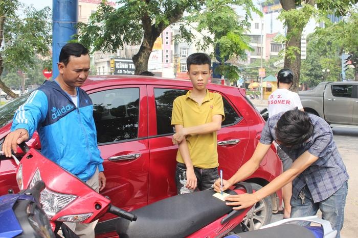 Nhiều đối tượng vi phạm đang ở độ tuổi thanh thiếu niên. Trong ảnh: Chiến sỹ cảnh sát giao thông hóa trang (áo khoác xanh) xử lý các đối tượng không đội mũ bảo hiểm trên tuyến đường Lê Hồng Phong. Ảnh: Phương Thảo