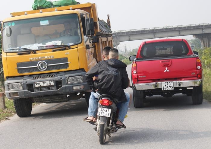 Nhiều đối tượng thậm chí còn lạng lách, đánh võng, gây nguy hiểm khi tham gia giao thông. Ảnh: Phương Thảo