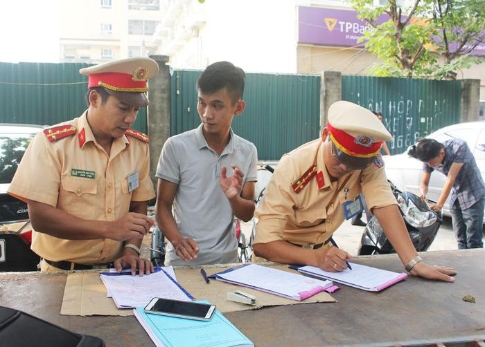 Các đối tượng vi phạm được đưa về chốt cảnh sát giao thông để lập biên bản, xử lý vi phạm. Ảnh: Phương Thảo