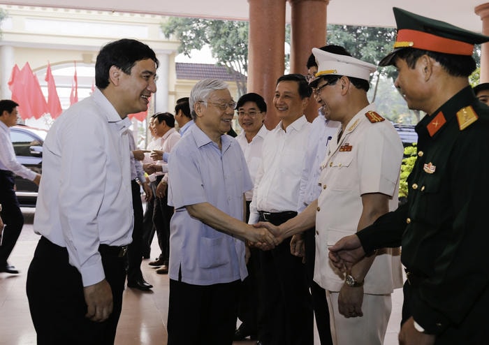 TBT Nguyễn Phú Trọng bắt tay thăm hỏi lãnh đạo Nghệ An. Ảnh: Đức Anh