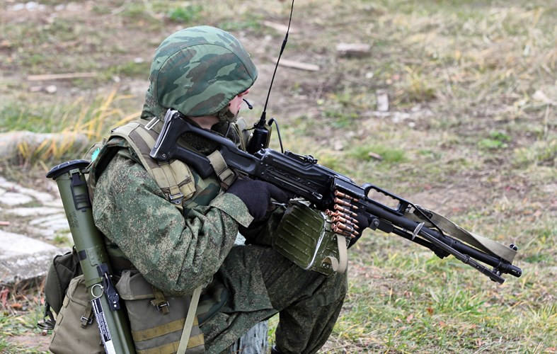 Tiếp theo là khẩu súng máy có cái tên rất kêu Pecheneg. Còn có tên gọi khác là 6P41, khẩu súng máy này được phía Nga sử dụng từ năm 2001 tới nay. Nguồn ảnh: Wiki.