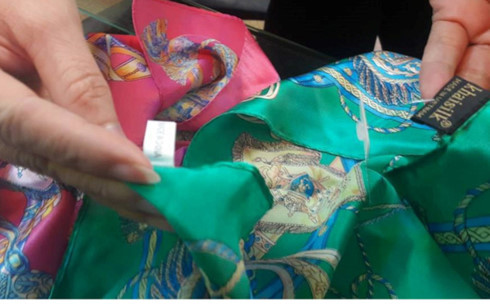 Mặt hàng khăn của Khaisilk bị tố là hàng Trung Quốc gắn mác giả hàng Việt (Ảnh: Dân trí)