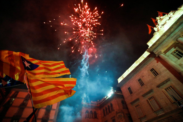 Pháo hoa bên ngoài trụ sở chính quyền Catalonia sau khi nghị viện khu vực này phê chuẩn quyết định tuyên bố độc lập với Tây Ban Nha - Ảnh: REUTERS
