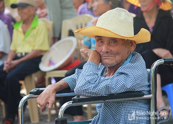 Ông Trương Nhật Viện, 86 tuổi, một trong những cư dân đầu tiên của trại phong Quỳnh Lập tâm sự, cuộc đời của những bệnh nhân phong trước đây là những chuỗi ngày đen tối. Việc phải chịu đựng những cơn đâu thể xác vì vị virus Hansen gặm nhấm từng ngày là một chuyện, những người mắc bệnh phong phải ăn đời ở kiếp với những đớn đau, dằn vặt về tinh thần, mặc cảm về bản thân. Ảnh: Chu Thanh