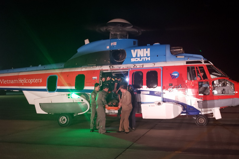Bệnh nhân được chuyển đi cấp cứu bằng trực thăng từ đảo Song Tử Tây vào TP. Nha Trang