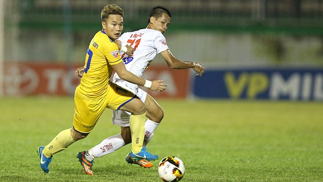 Trận Khánh Hoà và SLNA trên sân 19/8 Nha Trang  là một trận đấu mà cầu thủ 2 bên tranh bóng rất quyết liệt.